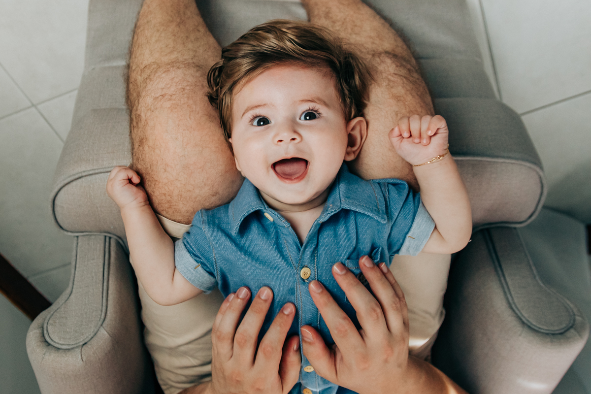ensaio book fotográfico fotografia de família em florianópolis floripa fotógrafa palhoça são jose em santa catarina sc foto lifestyle de bebê acompanhamento mensal 6 meses espontanêa real simples e natural 