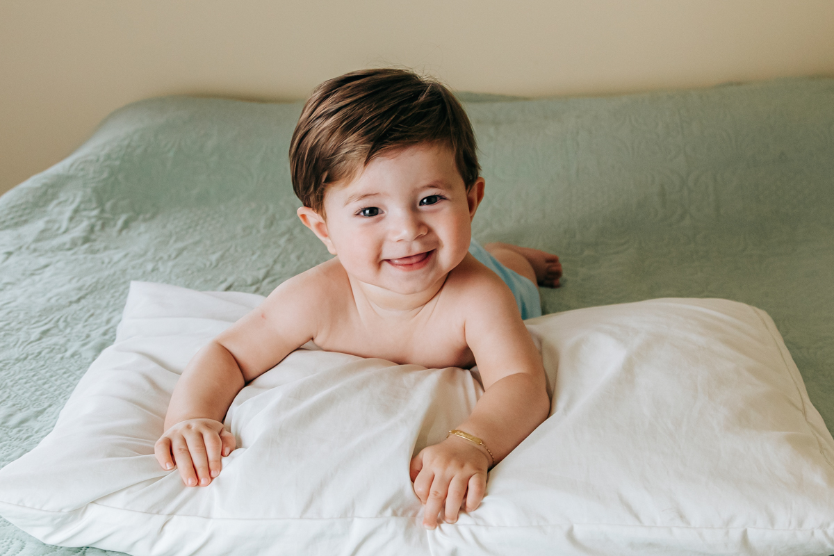 ensaio book fotográfico fotografia de família em florianópolis floripa fotógrafa palhoça são jose em santa catarina sc foto lifestyle de bebê acompanhamento mensal 6 meses espontanêa real simples e natural 