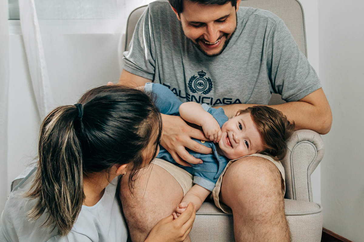 ensaio book fotográfico fotografia de família em florianópolis floripa fotógrafa palhoça são jose em santa catarina sc foto lifestyle de bebê acompanhamento mensal 6 meses espontanêa real simples e natural 