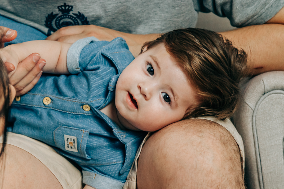 ensaio book fotográfico fotografia de família em florianópolis floripa fotógrafa palhoça são jose em santa catarina sc foto lifestyle de bebê acompanhamento mensal 6 meses espontanêa real simples e natural 