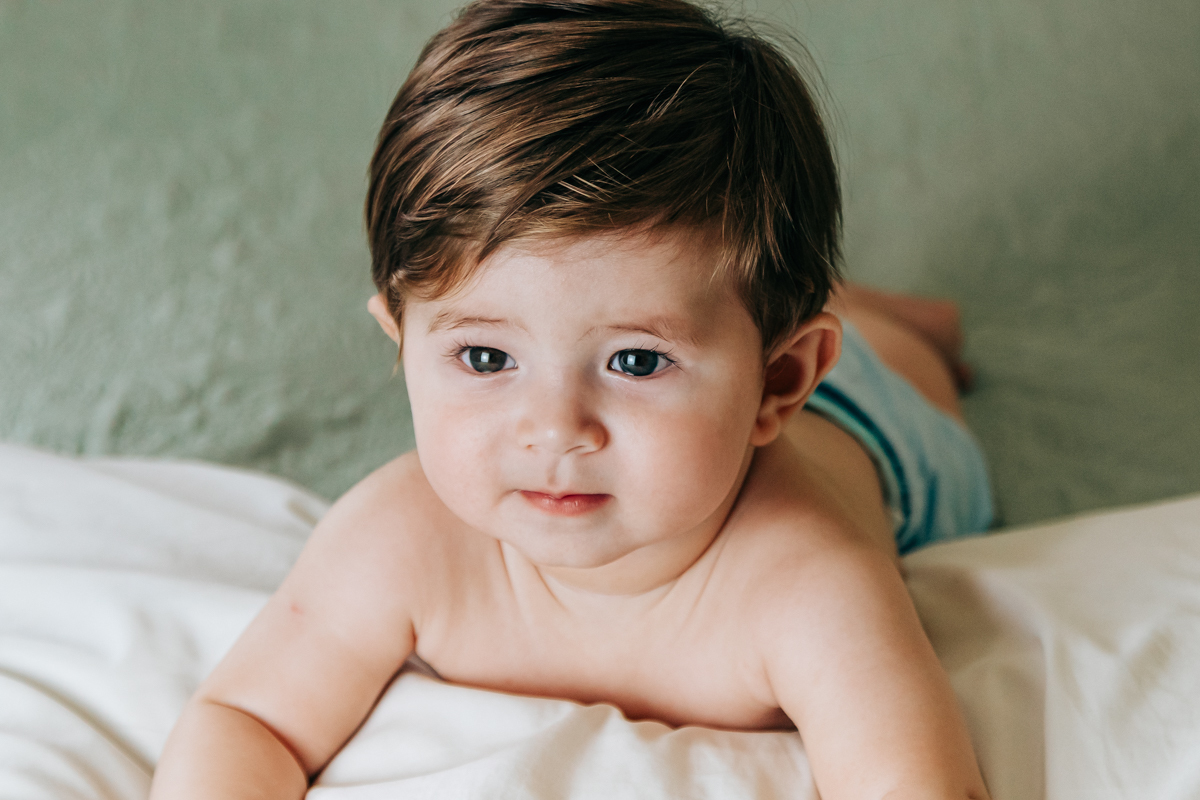 ensaio book fotográfico fotografia de família em florianópolis floripa fotógrafa palhoça são jose em santa catarina sc foto lifestyle de bebê acompanhamento mensal 6 meses espontanêa real simples e natural 