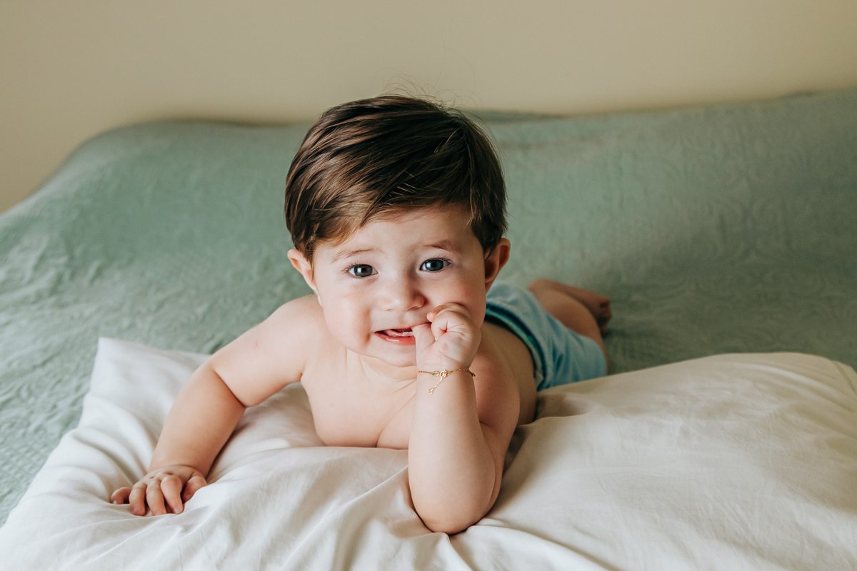 ensaio book fotográfico fotografia de família em florianópolis floripa fotógrafa palhoça são jose em santa catarina sc foto lifestyle de bebê acompanhamento mensal 6 meses espontanêa real simples e natural 