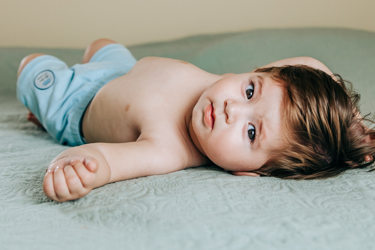 ensaio book fotográfico fotografia de família em florianópolis floripa fotógrafa palhoça são jose em santa catarina sc foto lifestyle de bebê acompanhamento mensal 6 meses espontanêa real simples e natural 