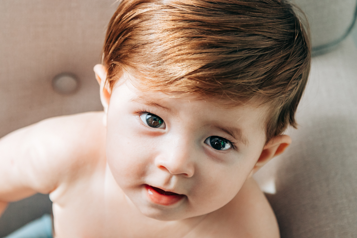 ensaio book fotográfico fotografia de família em florianópolis floripa fotógrafa palhoça são jose em santa catarina sc foto lifestyle de bebê acompanhamento mensal 6 meses espontanêa real simples e natural 