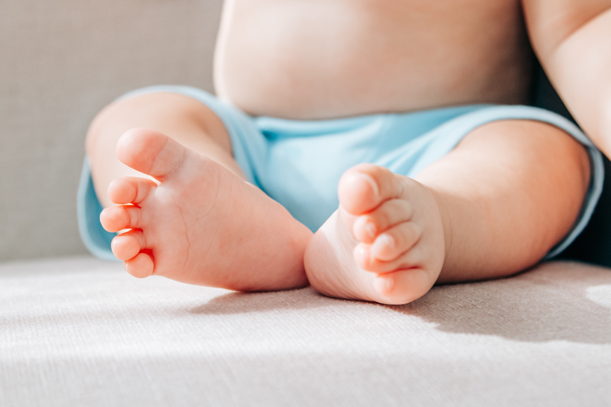 ensaio book fotográfico fotografia de família em florianópolis floripa fotógrafa palhoça são jose em santa catarina sc foto lifestyle de bebê acompanhamento mensal 6 meses espontanêa real simples e natural 