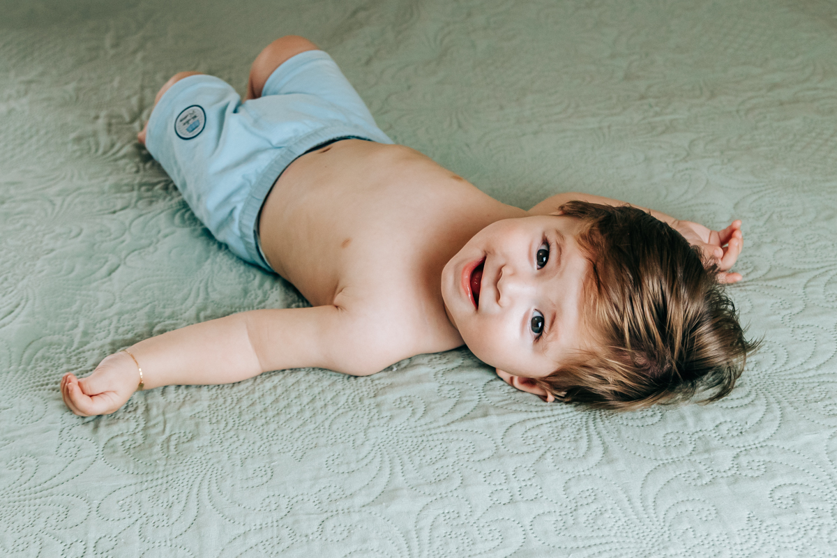 ensaio book fotográfico fotografia de família em florianópolis floripa fotógrafa palhoça são jose em santa catarina sc foto lifestyle de bebê acompanhamento mensal 6 meses espontanêa real simples e natural 