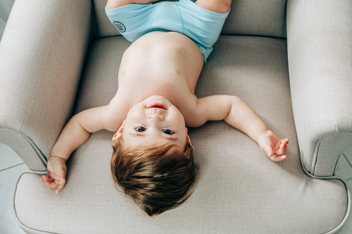 ensaio book fotográfico fotografia de família em florianópolis floripa fotógrafa palhoça são jose em santa catarina sc foto lifestyle de bebê acompanhamento mensal 6 meses espontanêa real simples e natural 