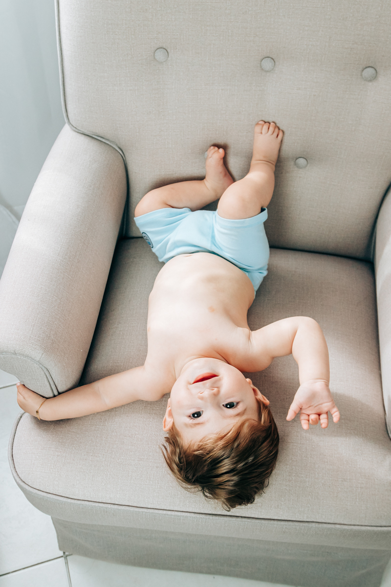 ensaio book fotográfico fotografia de família em florianópolis floripa fotógrafa palhoça são jose em santa catarina sc foto lifestyle de bebê acompanhamento mensal 6 meses espontanêa real simples e natural 