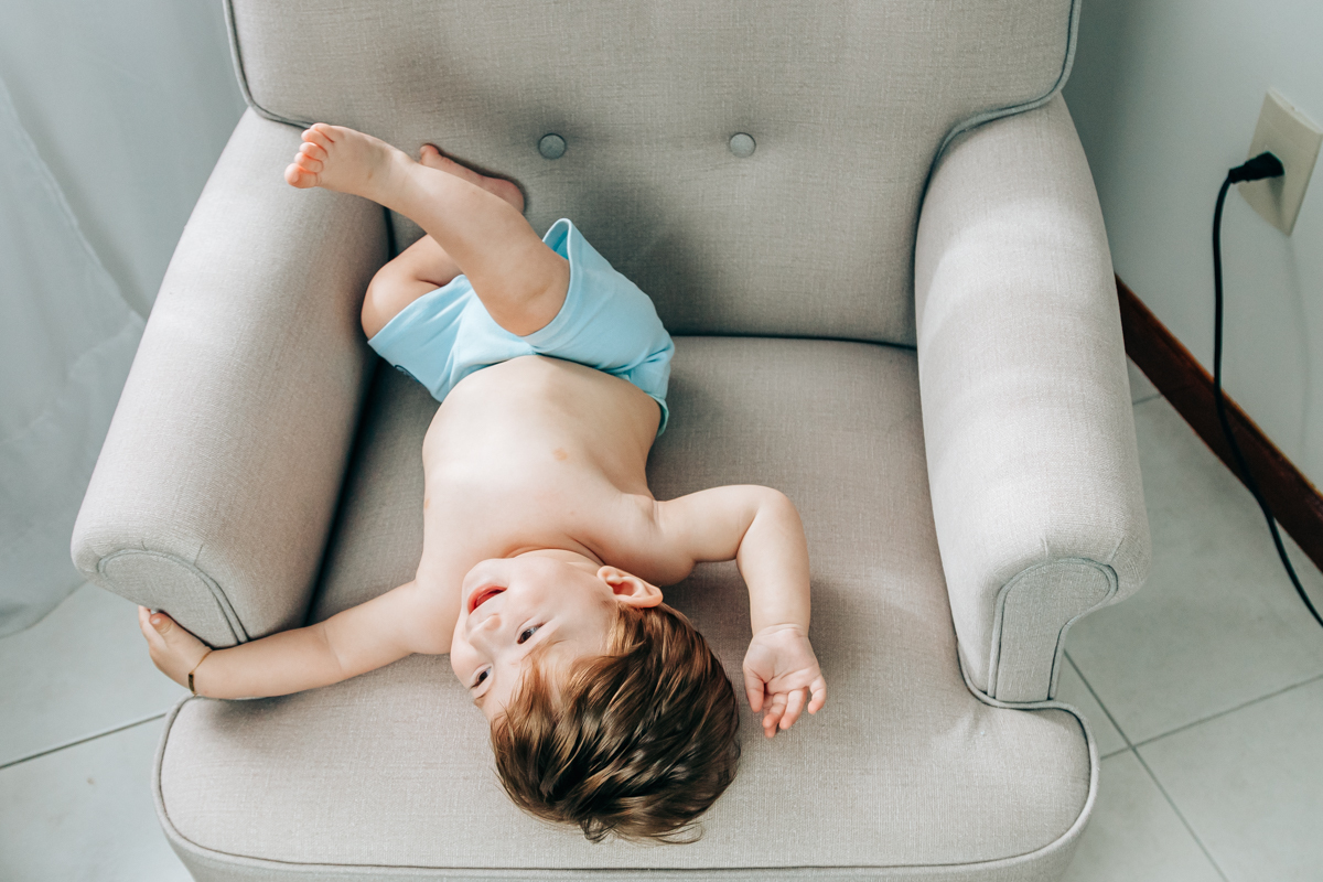 ensaio book fotográfico fotografia de família em florianópolis floripa fotógrafa palhoça são jose em santa catarina sc foto lifestyle de bebê acompanhamento mensal 6 meses espontanêa real simples e natural 