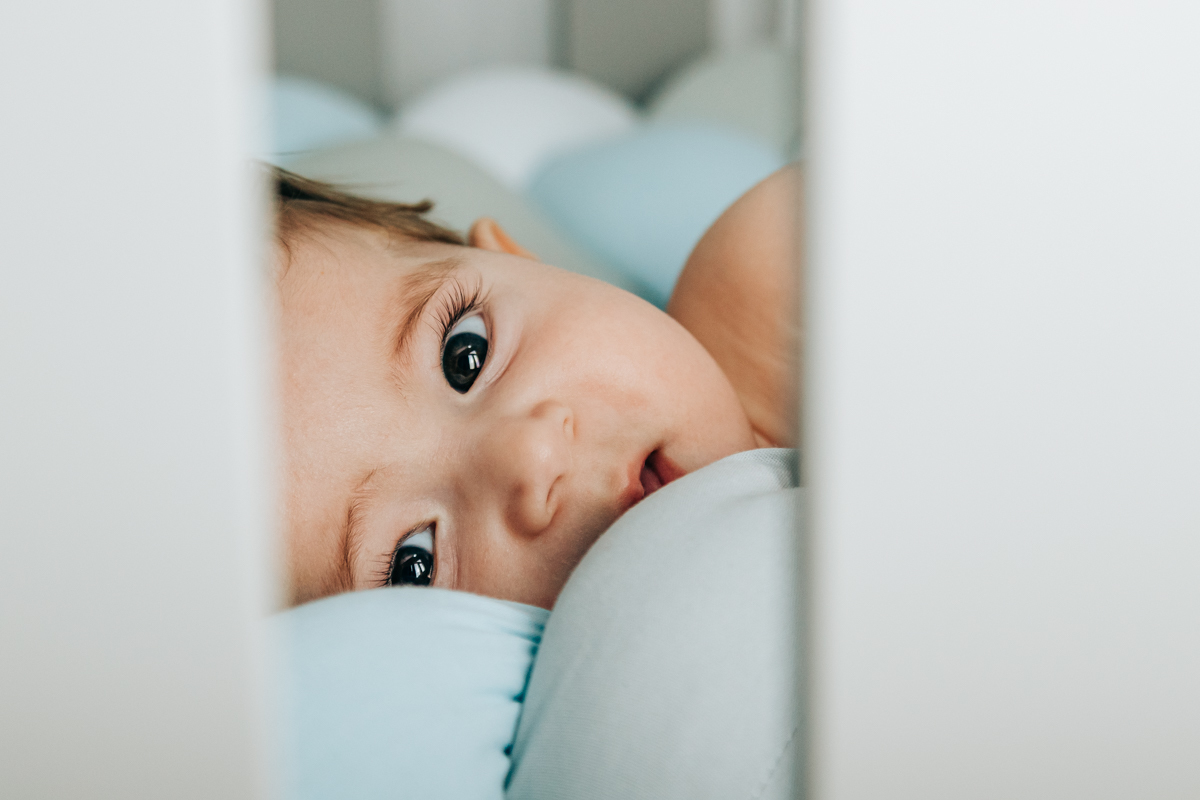 ensaio book fotográfico fotografia de família em florianópolis floripa fotógrafa palhoça são jose em santa catarina sc foto lifestyle de bebê acompanhamento mensal 6 meses espontanêa real simples e natural 