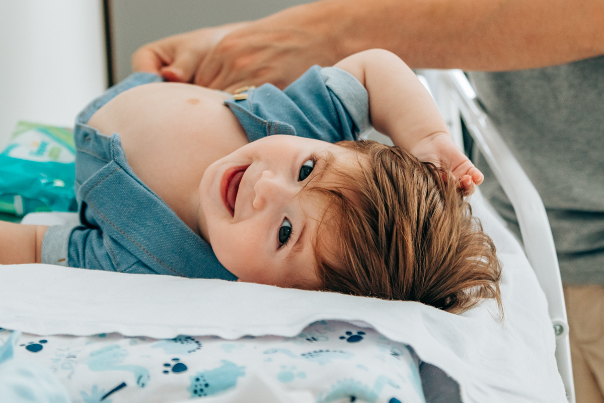 ensaio book fotográfico fotografia de família em florianópolis floripa fotógrafa palhoça são jose em santa catarina sc foto lifestyle de bebê acompanhamento mensal 6 meses espontanêa real simples e natural 