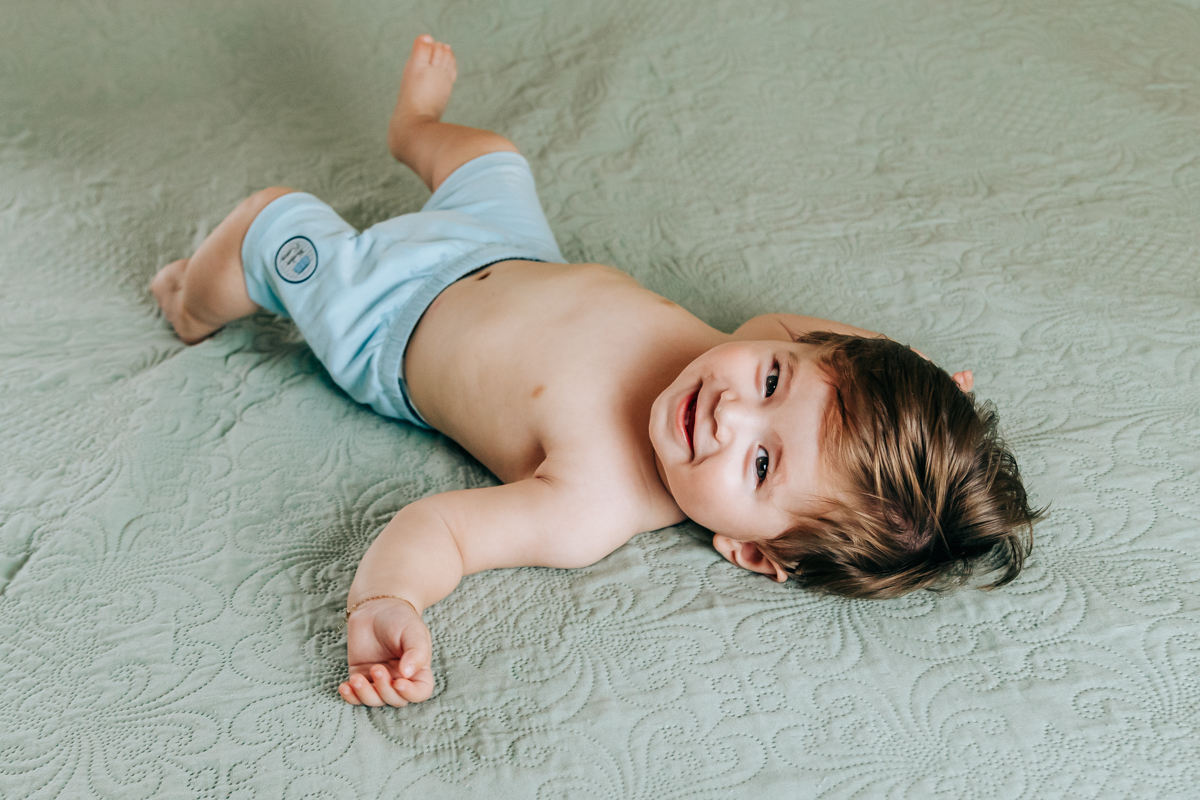 ensaio book fotográfico fotografia de família em florianópolis floripa fotógrafa palhoça são jose em santa catarina sc foto lifestyle de bebê acompanhamento mensal 6 meses espontanêa real simples e natural 