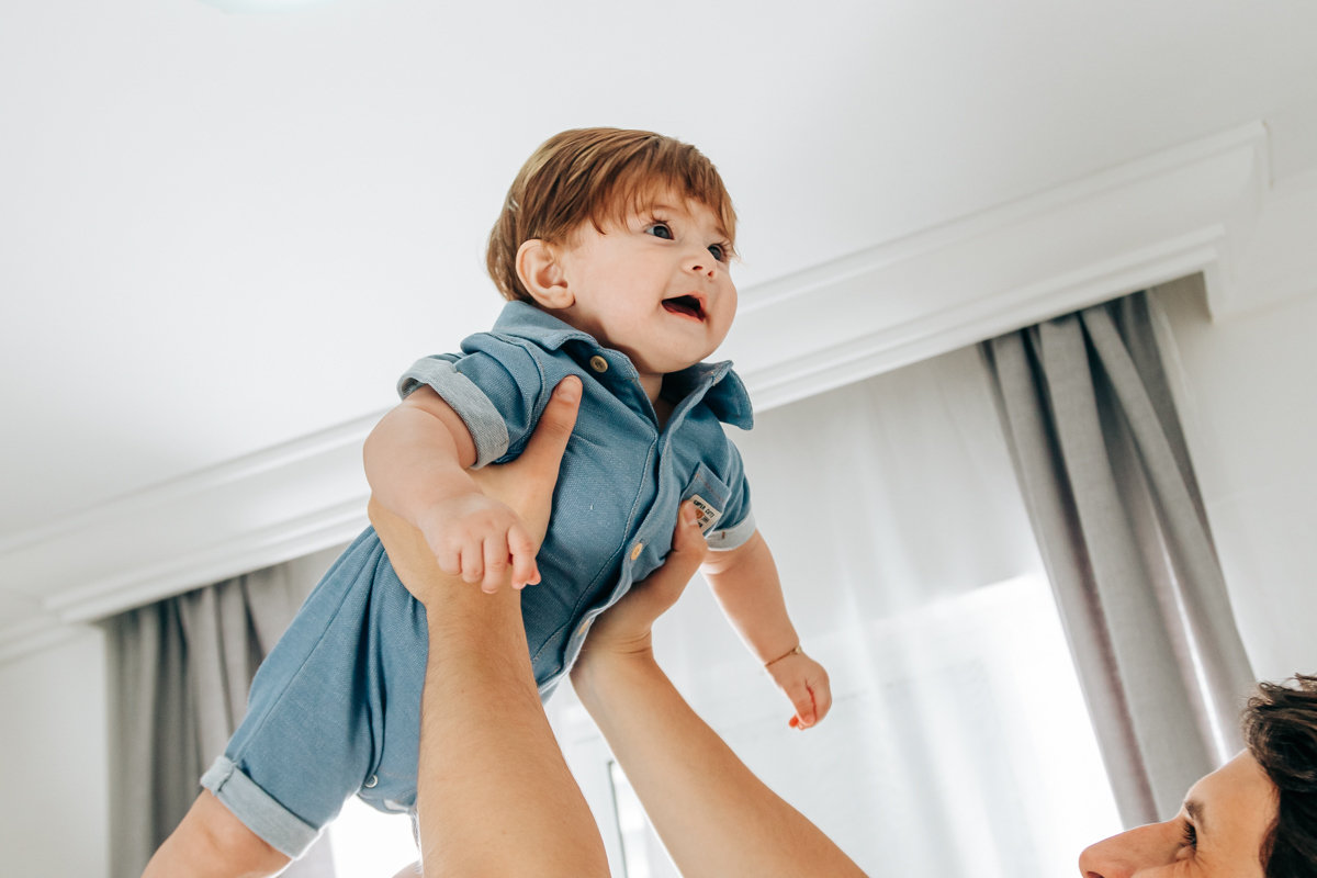 ensaio book fotográfico fotografia de família em florianópolis floripa fotógrafa palhoça são jose em santa catarina sc foto lifestyle de bebê acompanhamento mensal 6 meses espontanêa real simples e natural 