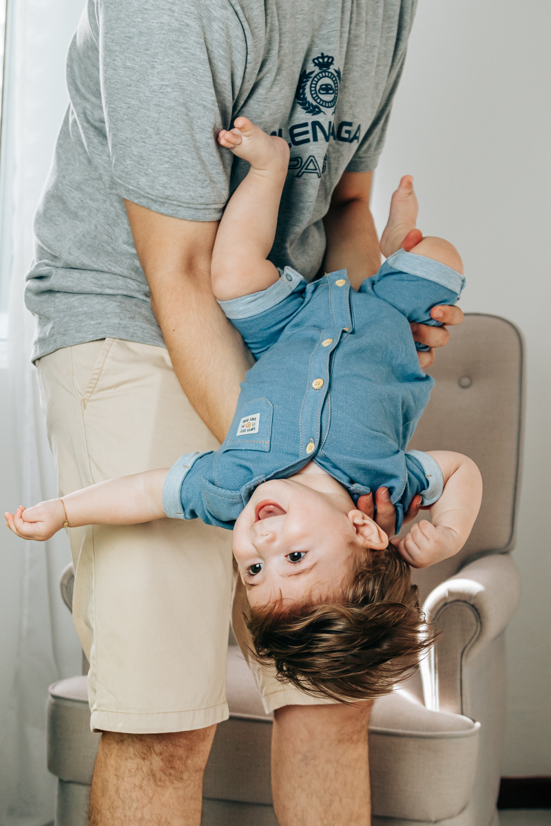 ensaio book fotográfico fotografia de família em florianópolis floripa fotógrafa palhoça são jose em santa catarina sc foto lifestyle de bebê acompanhamento mensal 6 meses espontanêa real simples e natural 