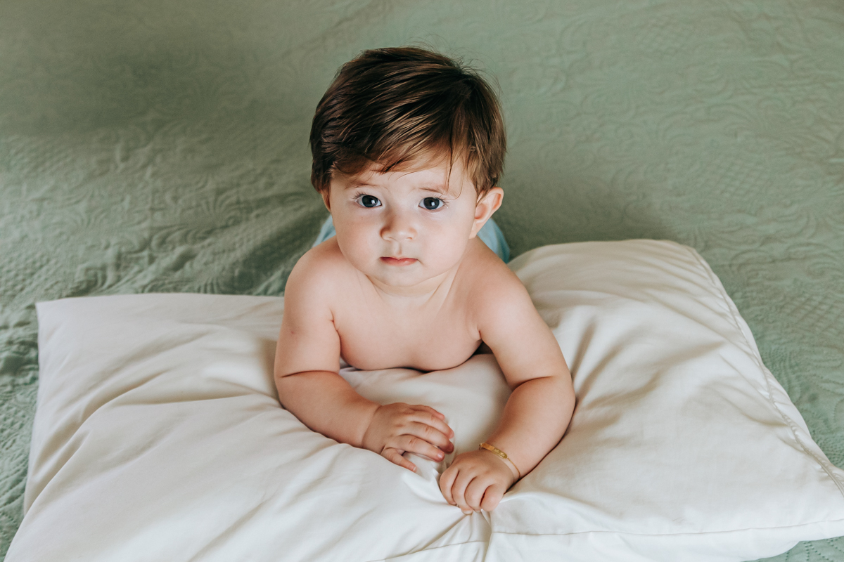 ensaio book fotográfico fotografia de família em florianópolis floripa fotógrafa palhoça são jose em santa catarina sc foto lifestyle de bebê acompanhamento mensal 6 meses espontanêa real simples e natural 