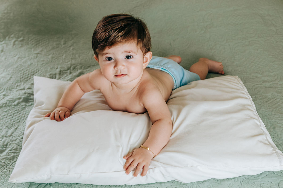 ensaio book fotográfico fotografia de família em florianópolis floripa fotógrafa palhoça são jose em santa catarina sc foto lifestyle de bebê acompanhamento mensal 6 meses espontanêa real simples e natural 