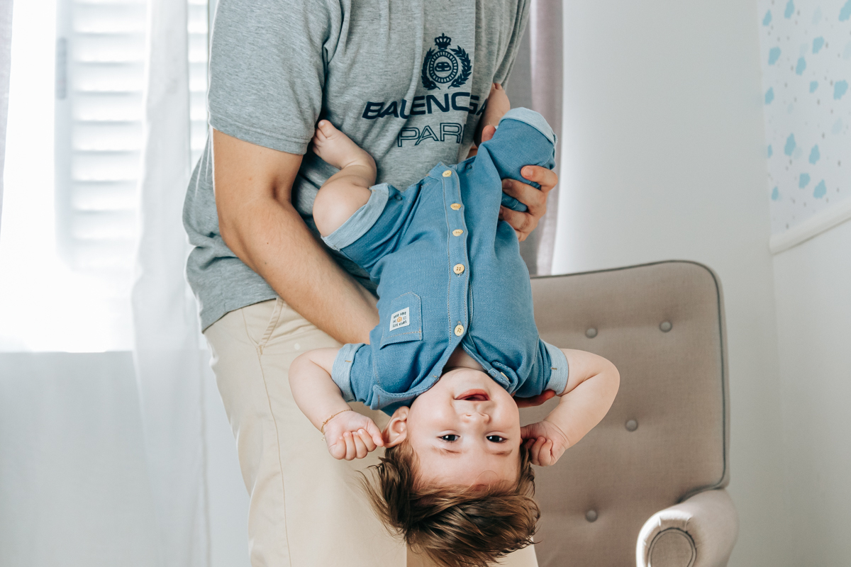 ensaio book fotográfico fotografia de família em florianópolis floripa fotógrafa palhoça são jose em santa catarina sc foto lifestyle de bebê acompanhamento mensal 6 meses espontanêa real simples e natural 