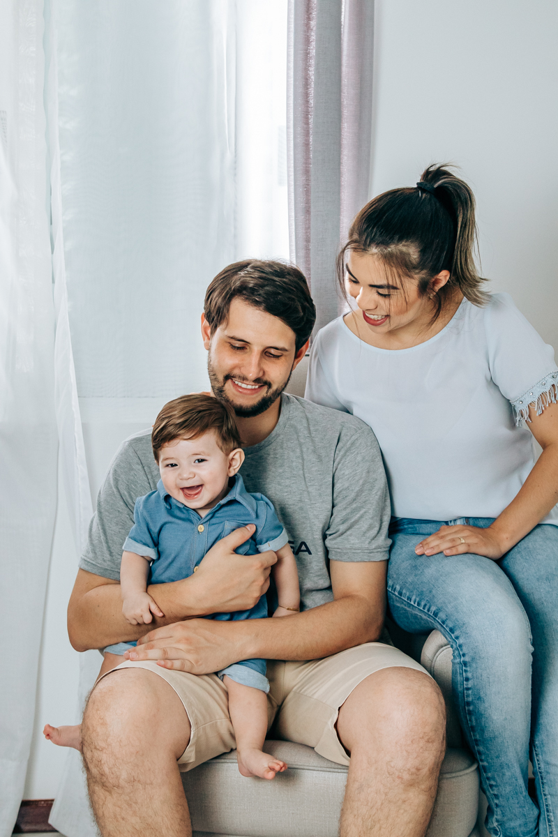 ensaio book fotográfico fotografia de família em florianópolis floripa fotógrafa palhoça são jose em santa catarina sc foto lifestyle de bebê acompanhamento mensal 6 meses espontanêa real simples e natural 