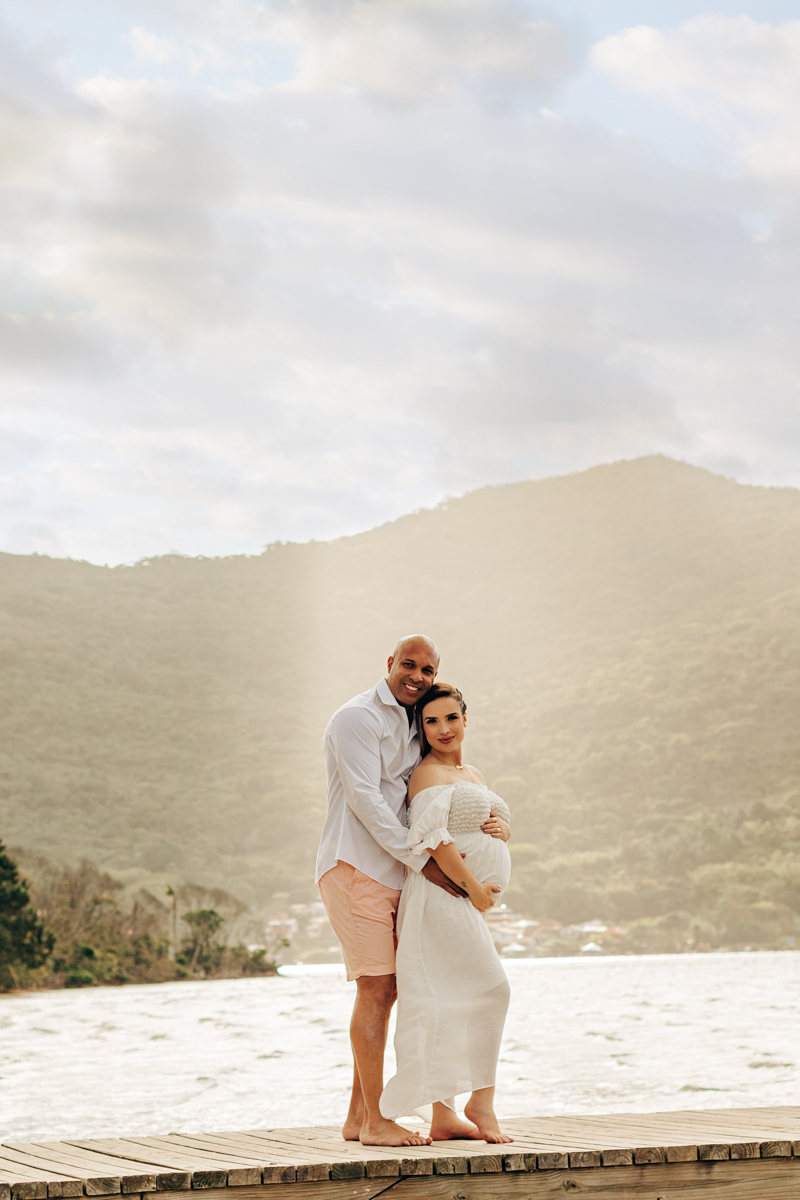 ensaio fotográfico de gestante em Florianópolis praia mole e árvores do rio vermelho