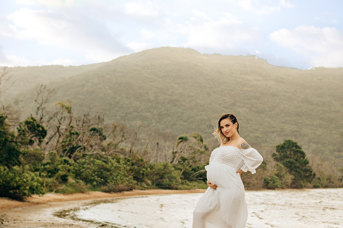 ensaio fotográfico de gestante em Florianópolis praia mole e árvores do rio vermelho