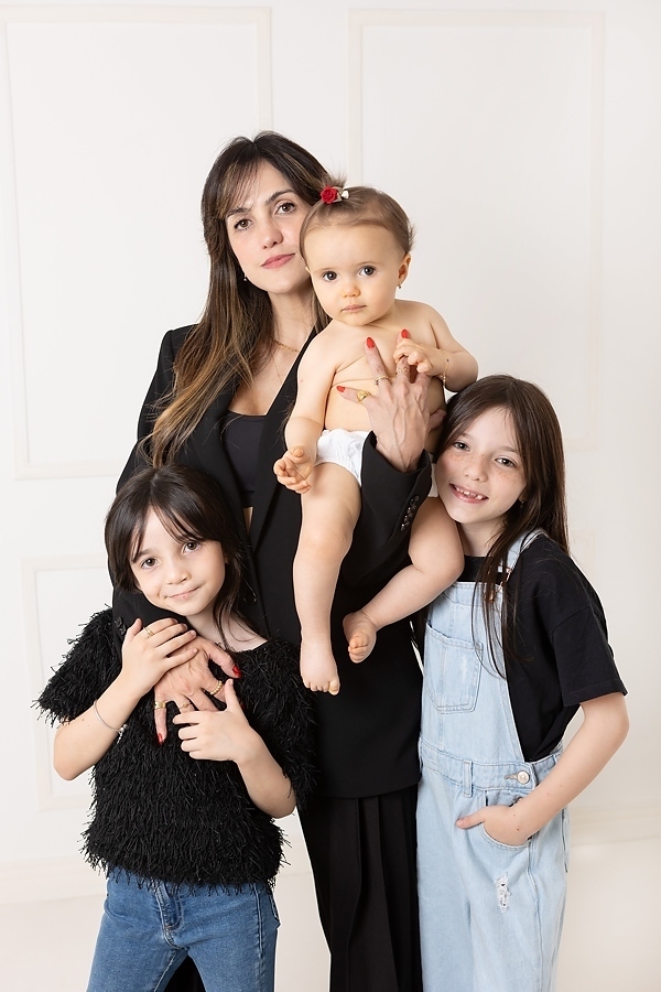 ensaio família, fotos de família em estúdio, fotografia de pais e filhos, retratos de família, foto de mãe e filhos, foto de pai e filhos, foto de mãe e pai com filhos, ensaio fotográfico de família, sessão de fotos em família , fotos de irmãs, 
