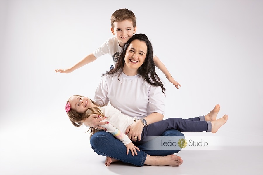 Ensaio fotografico de família. Fotografo de família, família curtindo o ensaio fotográfico, sessão fotográfica de pai, mãe e filhos, fotografo na zona leste, mooca.
Mãe e filhos, pai e filhos. Família reunida para uma sessão fotográfica
