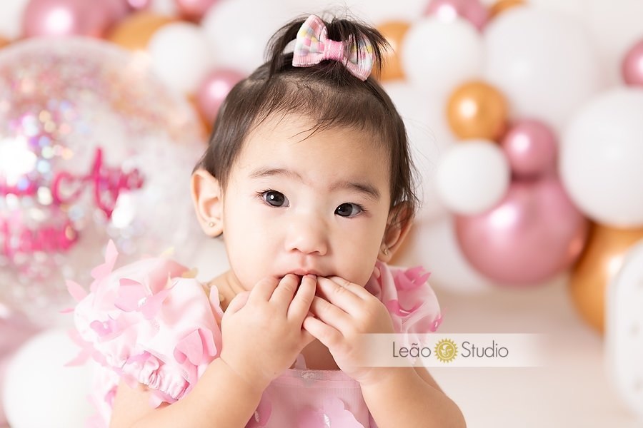 Ensaio fotográfico de 1 ano, comemoração de 1 ano, festa de 1 ano, fotos de estúdio para bebê de 1 ano, retrato de bebê, comemoração de aniversário de 1 aninho, acompanhamento fotográfico de 1 ano, leao studio, fotografo de familia, estúdio na mooca