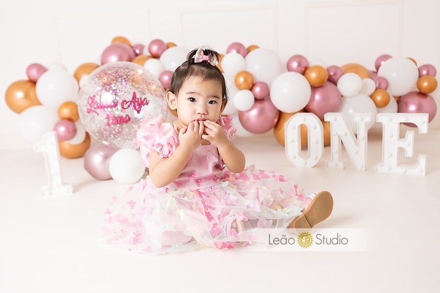Ensaio fotográfico de 1 ano, comemoração de 1 ano, festa de 1 ano, fotos de estúdio para bebê de 1 ano, retrato de bebê, comemoração de aniversário de 1 aninho, acompanhamento fotográfico de 1 ano, leao studio, fotografo de familia, estúdio na mooca