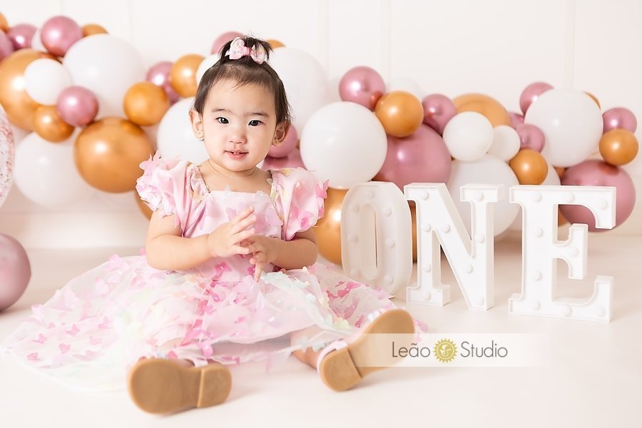 Ensaio fotográfico de 1 ano, comemoração de 1 ano, festa de 1 ano, fotos de estúdio para bebê de 1 ano, retrato de bebê, comemoração de aniversário de 1 aninho, acompanhamento fotográfico de 1 ano, leao studio, fotografo de familia, estúdio na mooca