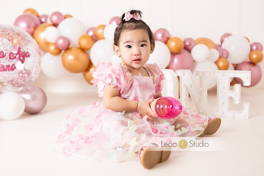 Ensaio fotográfico de 1 ano, comemoração de 1 ano, festa de 1 ano, fotos de estúdio para bebê de 1 ano, retrato de bebê, comemoração de aniversário de 1 aninho, acompanhamento fotográfico de 1 ano, leao studio, fotografo de familia, estúdio na mooca