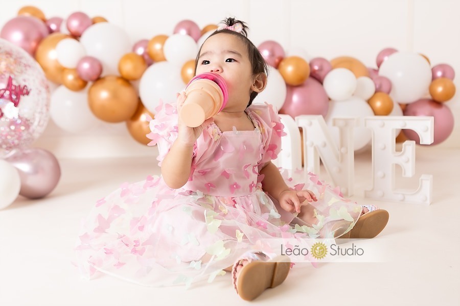 Ensaio fotográfico de 1 ano, comemoração de 1 ano, festa de 1 ano, fotos de estúdio para bebê de 1 ano, retrato de bebê, comemoração de aniversário de 1 aninho, acompanhamento fotográfico de 1 ano, leao studio, fotografo de familia, estúdio na mooca