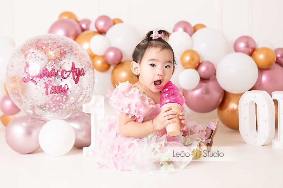 Ensaio fotográfico de 1 ano, comemoração de 1 ano, festa de 1 ano, fotos de estúdio para bebê de 1 ano, retrato de bebê, comemoração de aniversário de 1 aninho, acompanhamento fotográfico de 1 ano, leao studio, fotografo de familia, estúdio na mooca