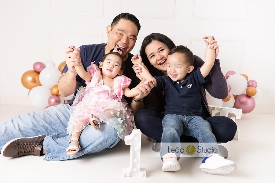 Ensaio fotográfico de 1 ano, comemoração de 1 ano, festa de 1 ano, fotos de estúdio para bebê de 1 ano, retrato de bebê, comemoração de aniversário de 1 aninho, acompanhamento fotográfico de 1 ano, leao studio, fotografo de familia, estúdio na mooca