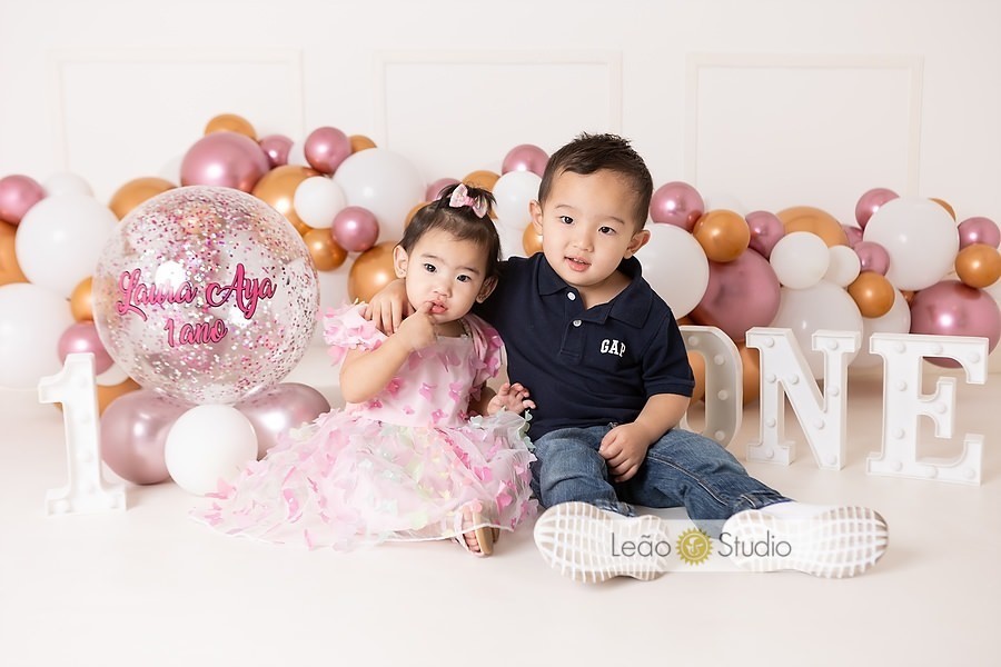 Ensaio fotográfico de 1 ano, comemoração de 1 ano, festa de 1 ano, fotos de estúdio para bebê de 1 ano, retrato de bebê, comemoração de aniversário de 1 aninho, acompanhamento fotográfico de 1 ano, leao studio, fotografo de familia, estúdio na mooca