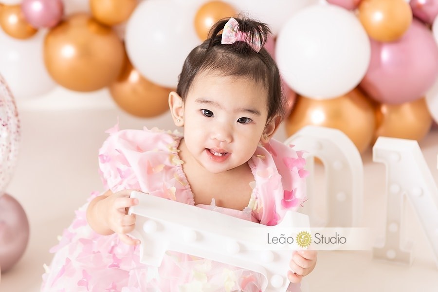 Ensaio fotográfico de 1 ano, comemoração de 1 ano, festa de 1 ano, fotos de estúdio para bebê de 1 ano, retrato de bebê, comemoração de aniversário de 1 aninho, acompanhamento fotográfico de 1 ano, leao studio, fotografo de familia, estúdio na mooca
