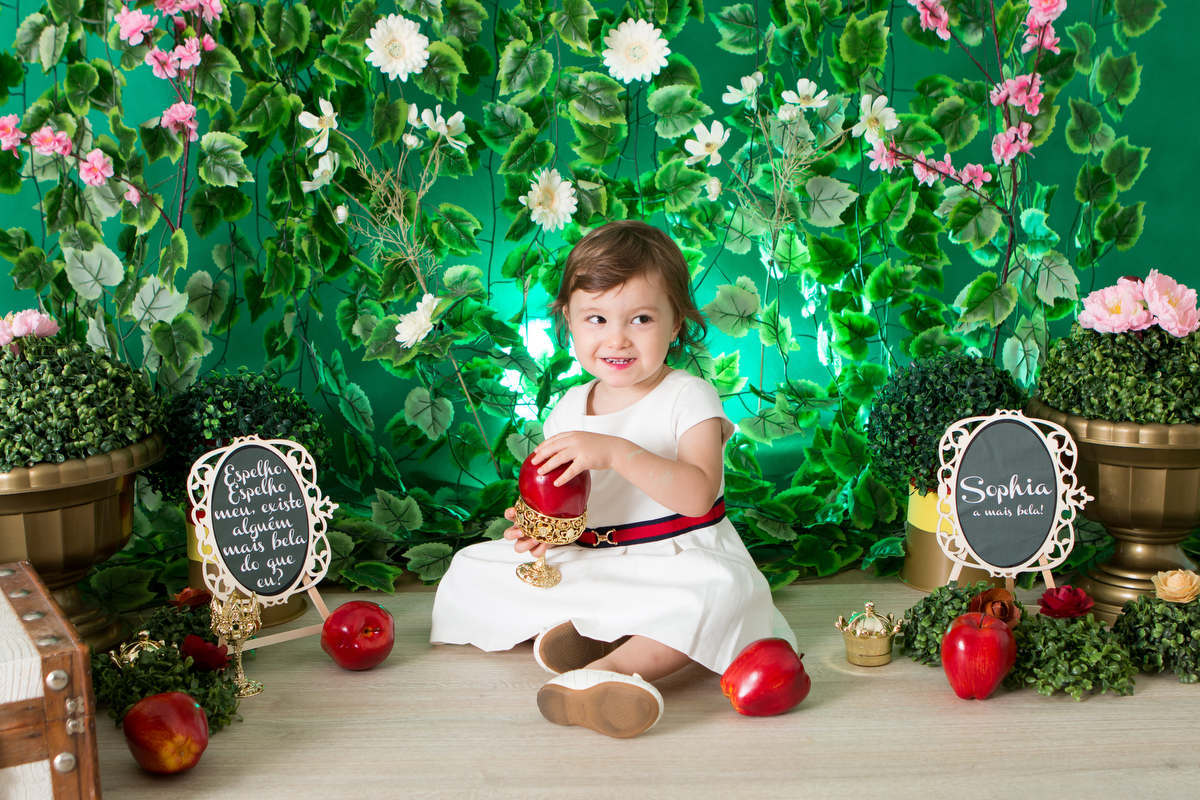 espelho espelho meu existe alguém mais bonita do que eu? smash the cake tema branca de neve