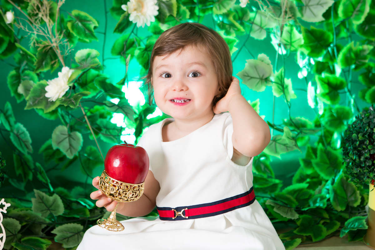ensaio fotográfico de menina na floresta, comendo maçã