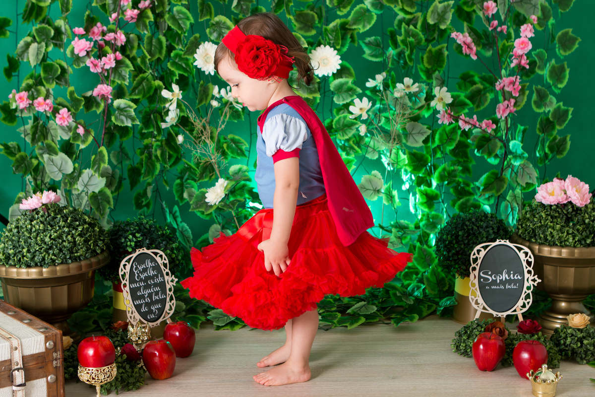 menina perdida na floresta 