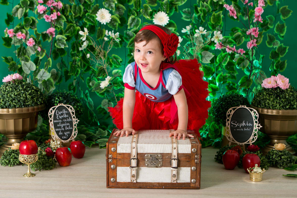 menina na floresta comendo a maçã da bruxa