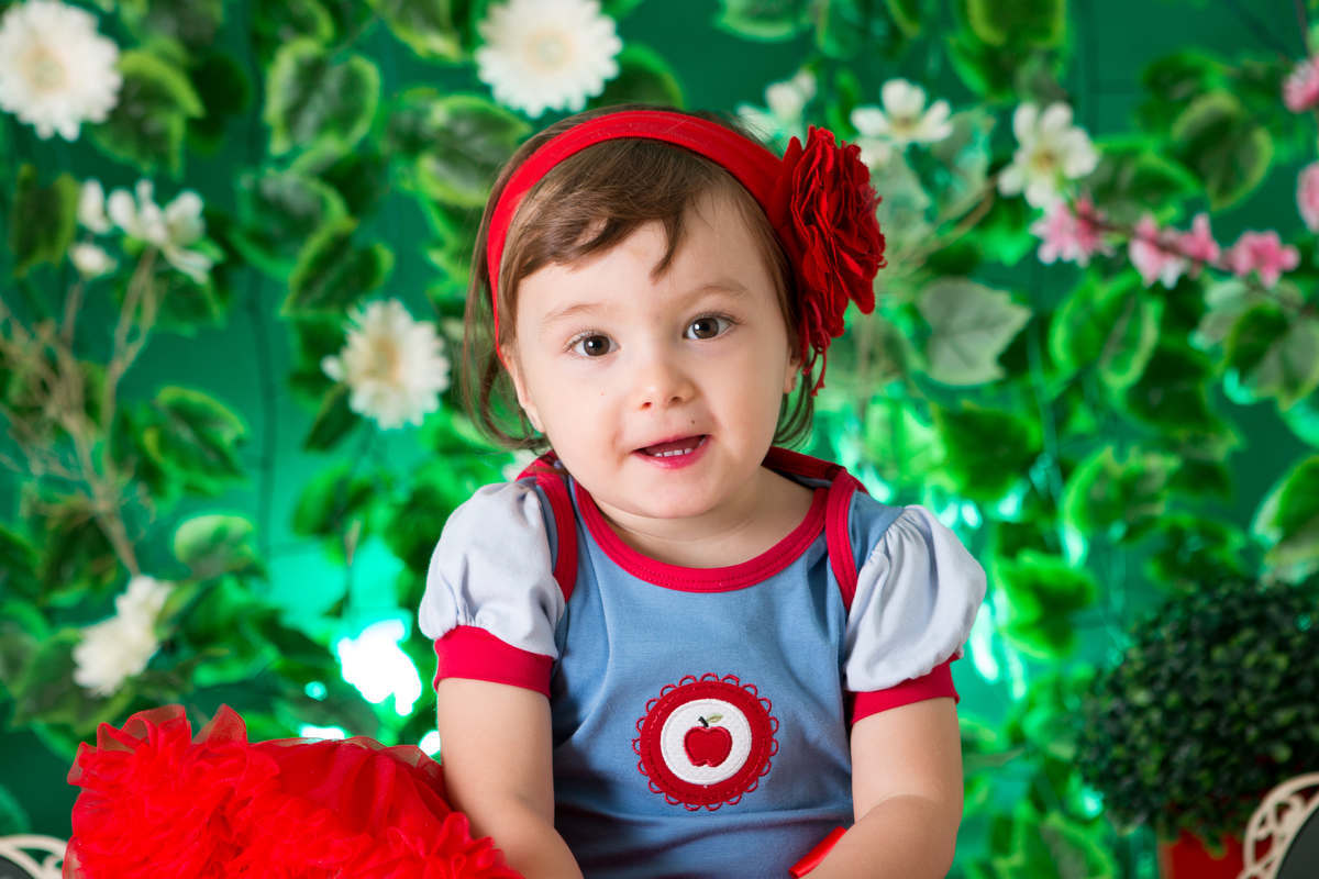 branca de neva sorrindo