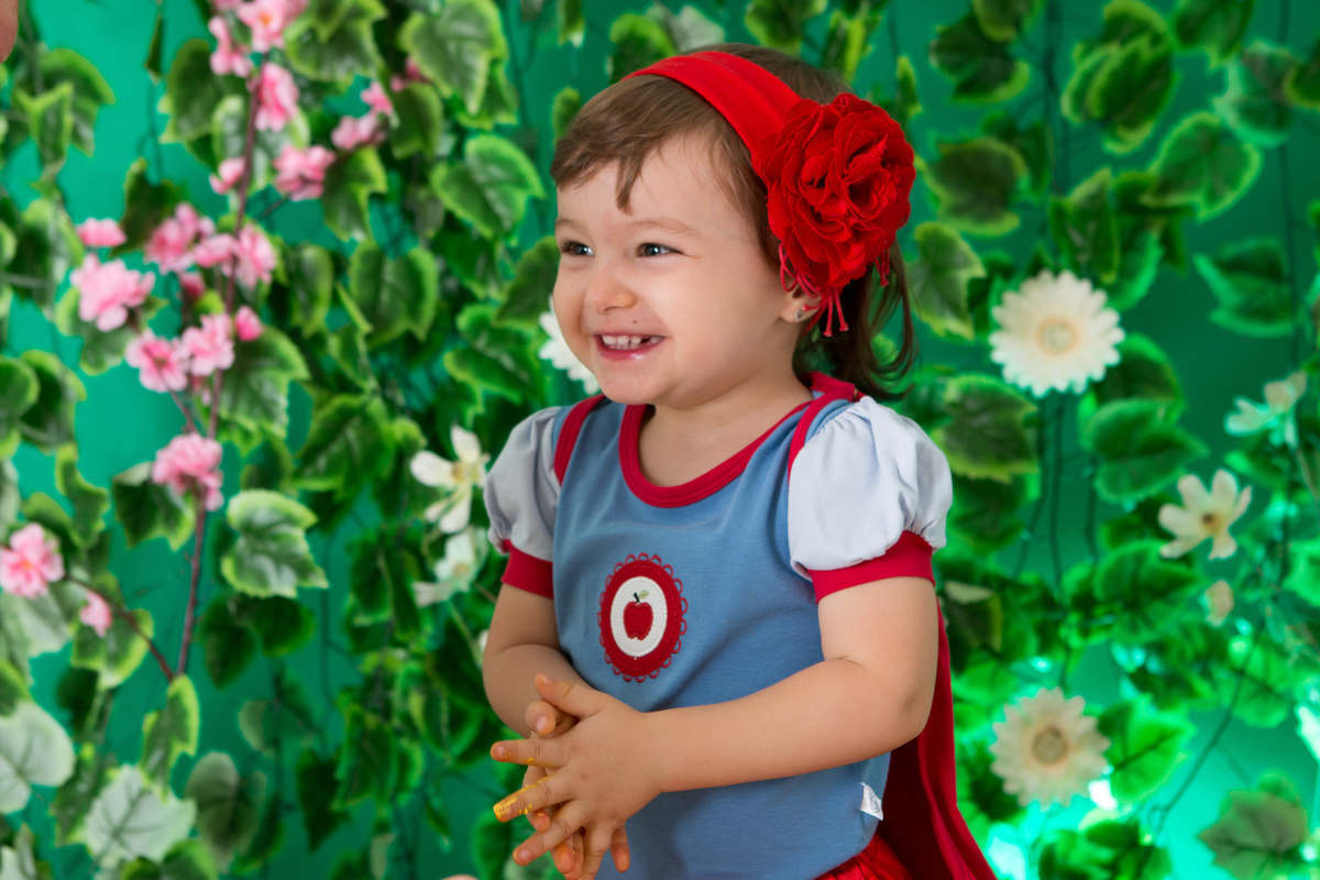 menina sorrindo com muita felicidade