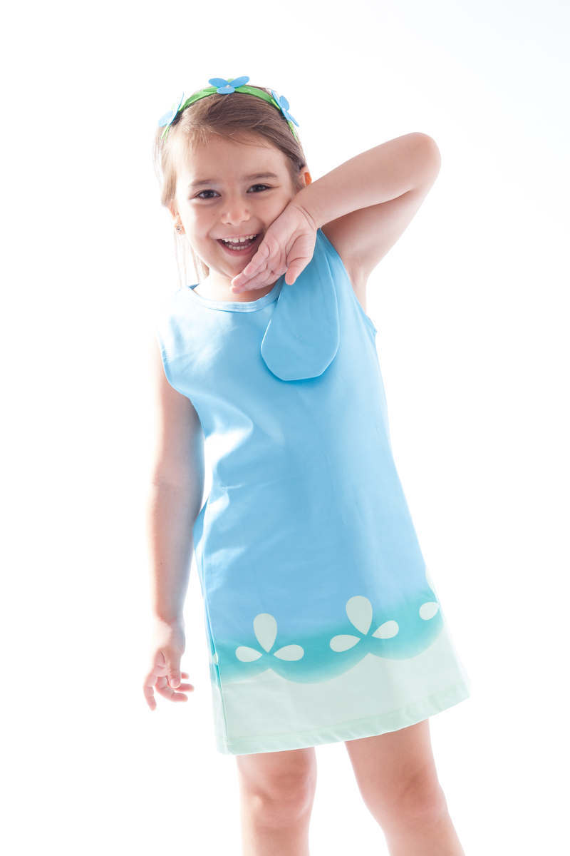 menina feliz, roupas fashion de criança