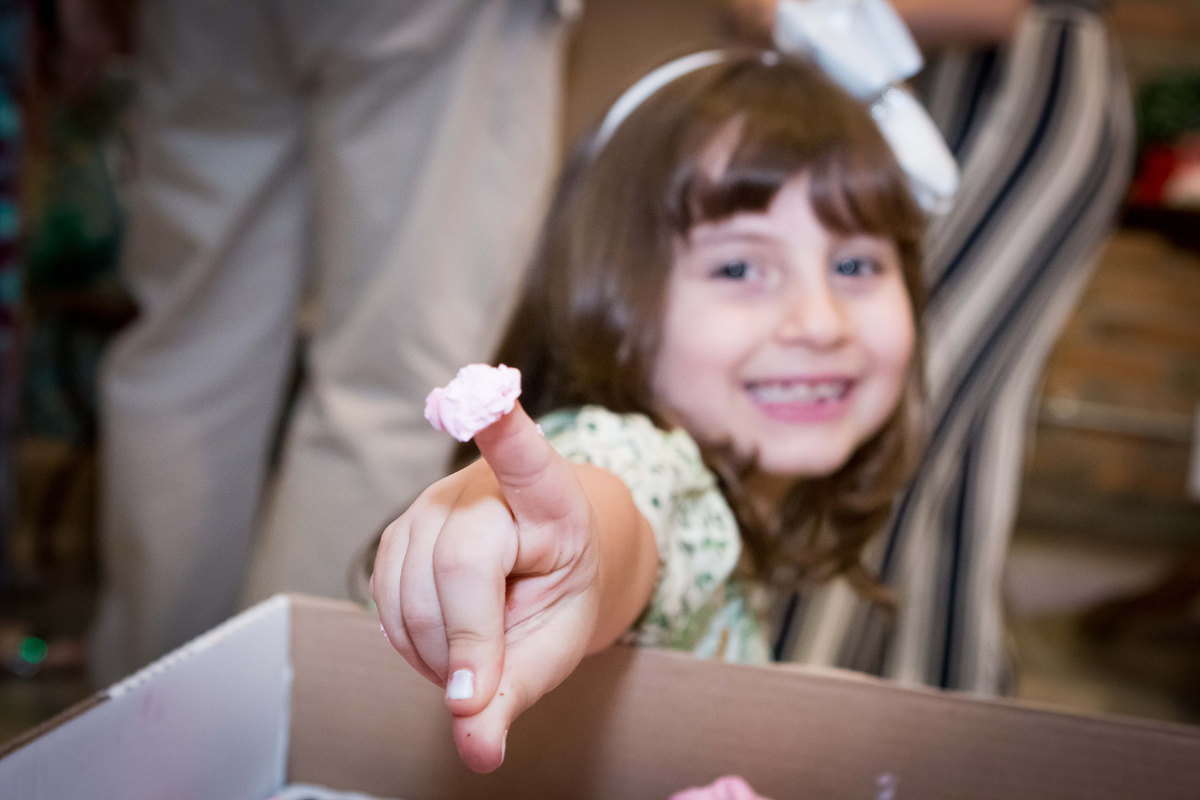  menina comendo bolo em festa infantil 