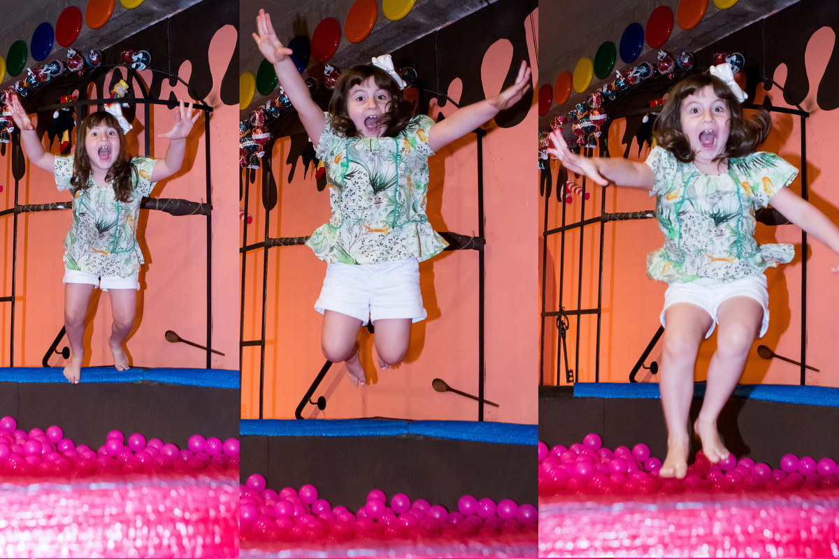 menina pulando na piscina de bolinha