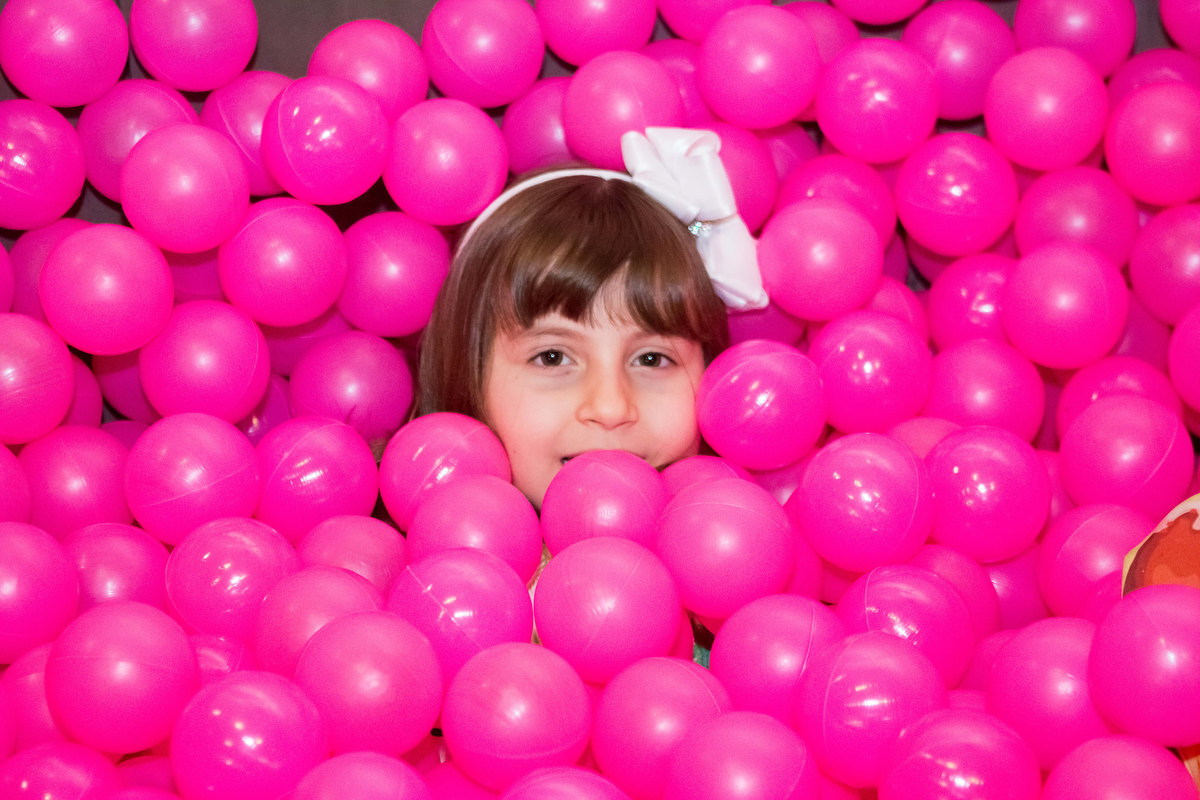 menina na piscina de bolinha