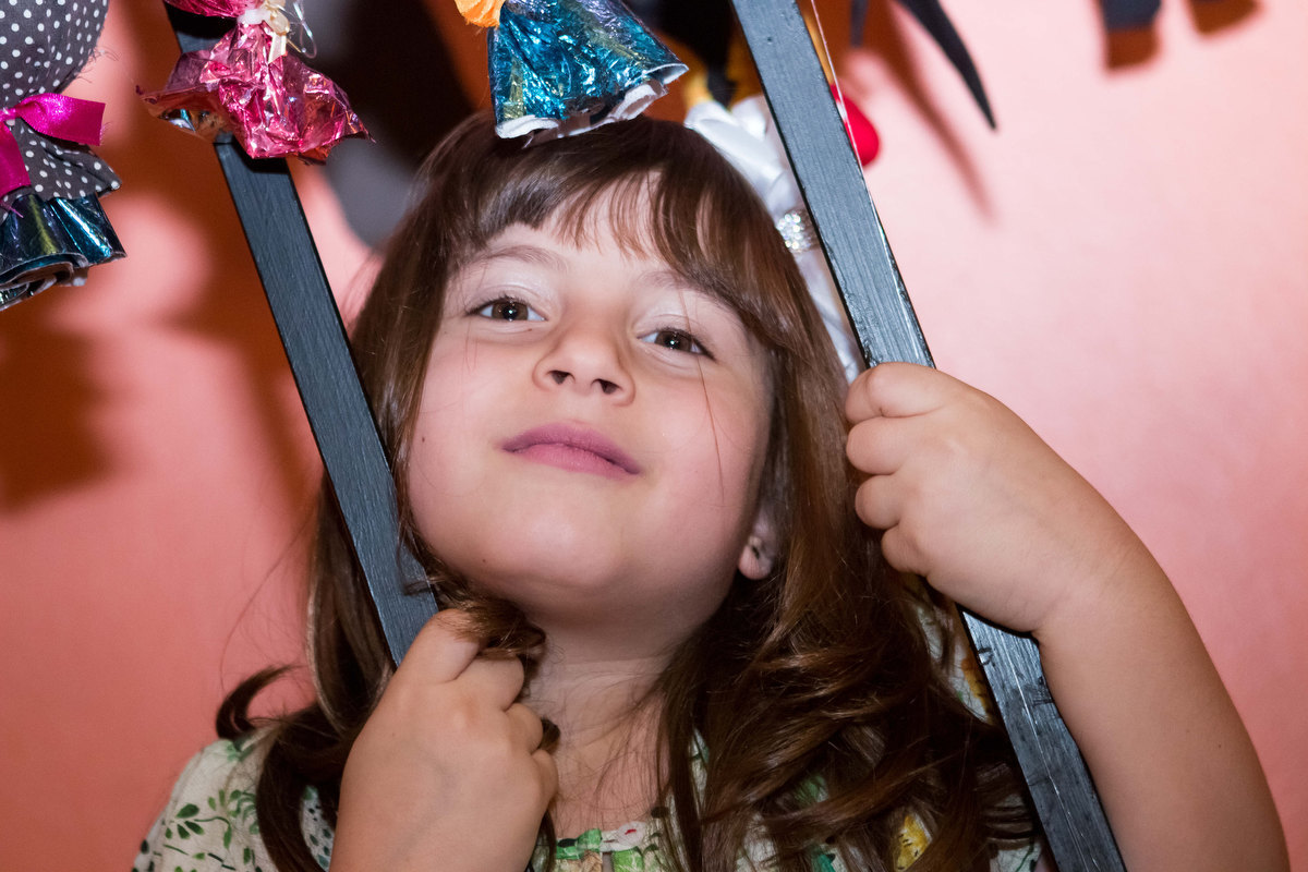 criança brincando de esconde-esconde