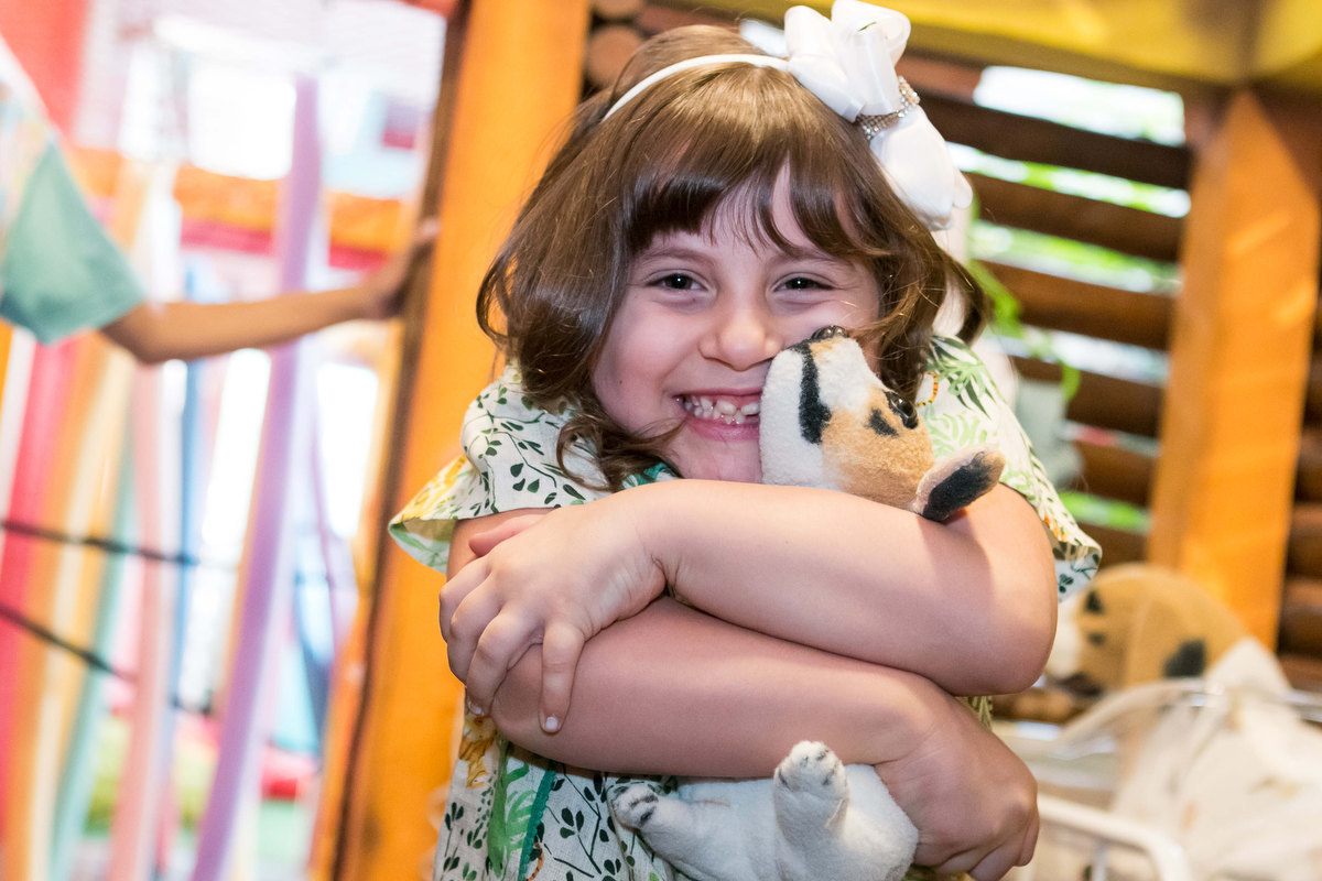 criança abraçando o cachorrinho, brincando com pet