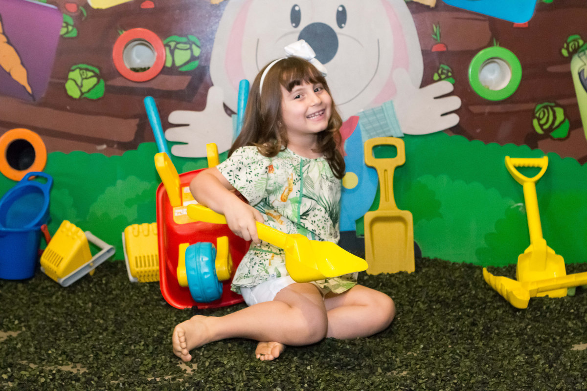 criança brincando com baldinhos de praia