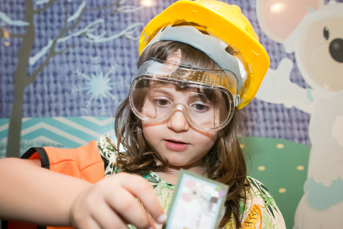 criança brincando de engenheira