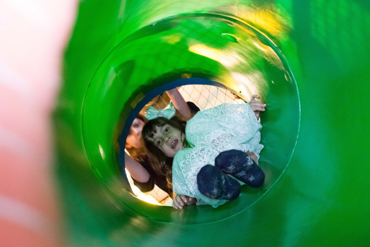 criança descendo no escorregador